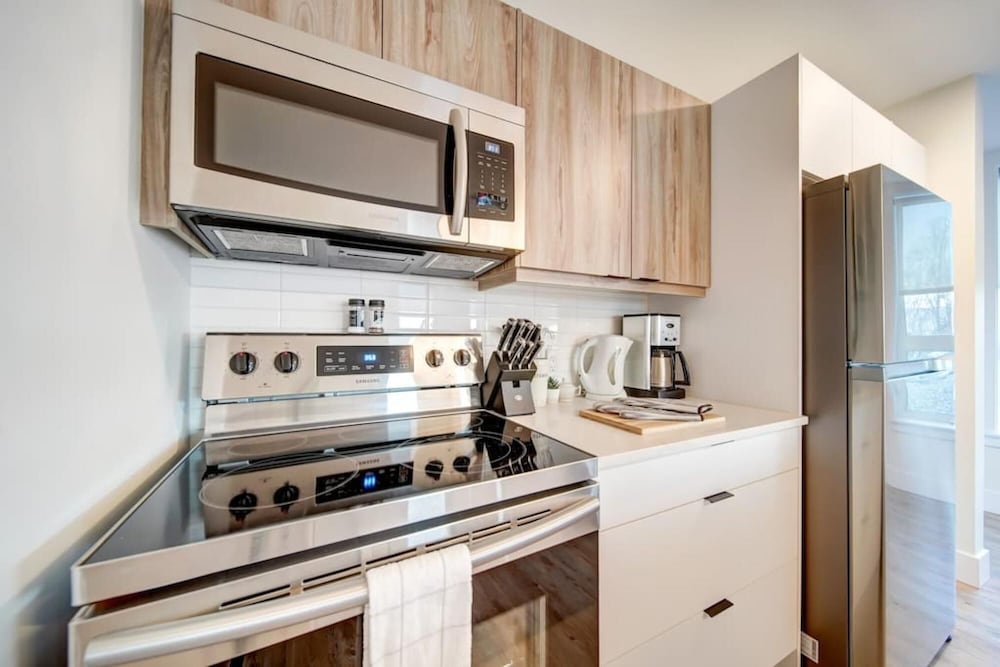 Stylish Modern Condo w Parking Location Coffee, Foto 37