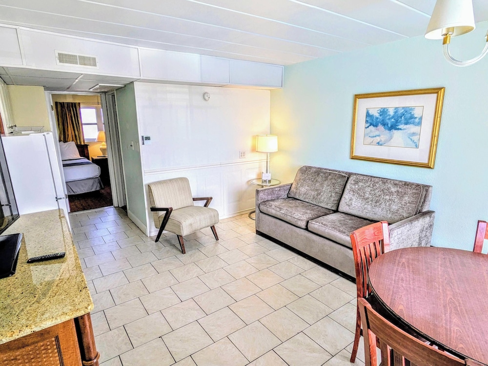 Grand Suite, 1 Bedroom, Kitchenette, Pool View photo 1
