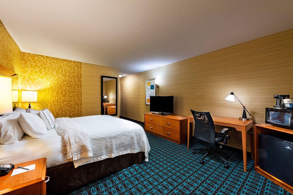 Room, 1 King Bed (Mobility/Hearing Access, Roll-In Shwr) - Photo 2