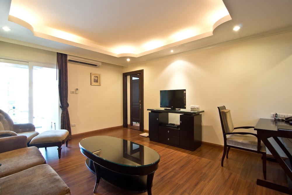 Suite, 1 Bedroom - Photo 12