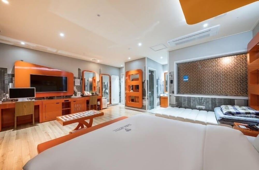 Luxury Room, Multiple Beds, Non Smoking, Jetted Tub - Photo 6