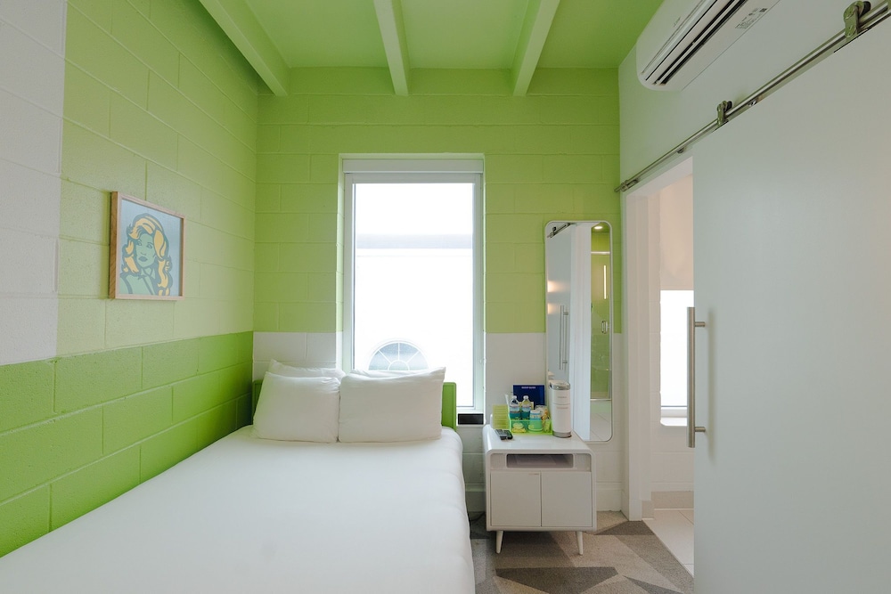 Room 318: Cozy Full