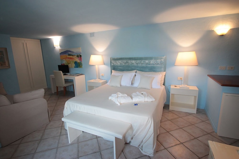 Classic Quadruple Room, Pool View photo 1