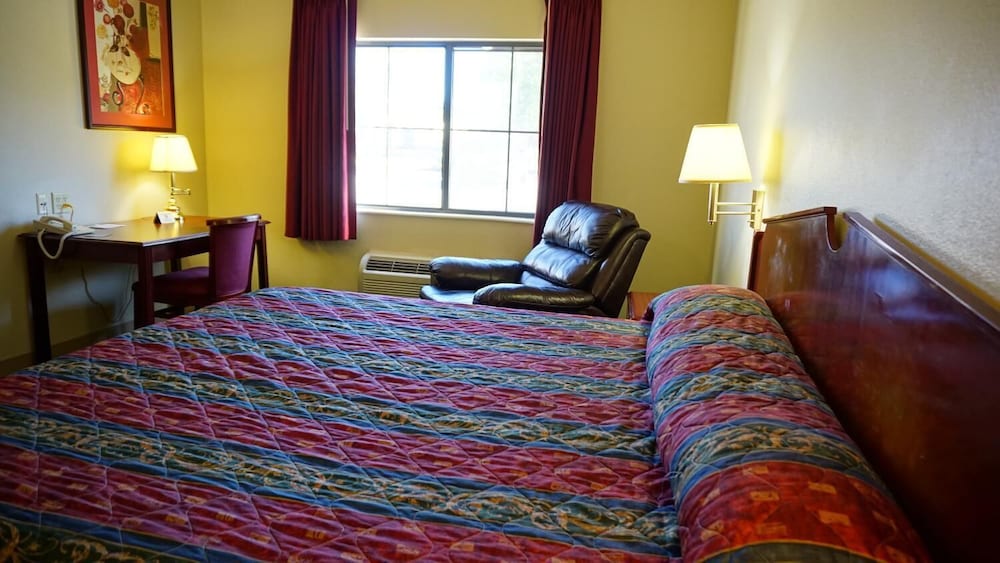 Standard Room, 1 King Bed photo 3