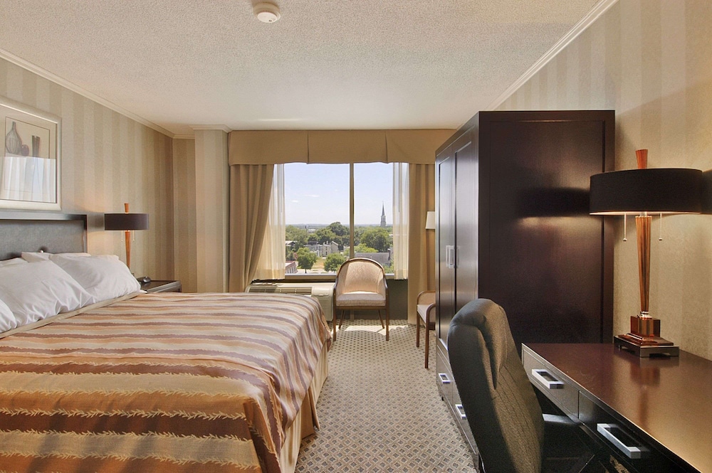 Room, 1 King Bed, Smoking photo 1