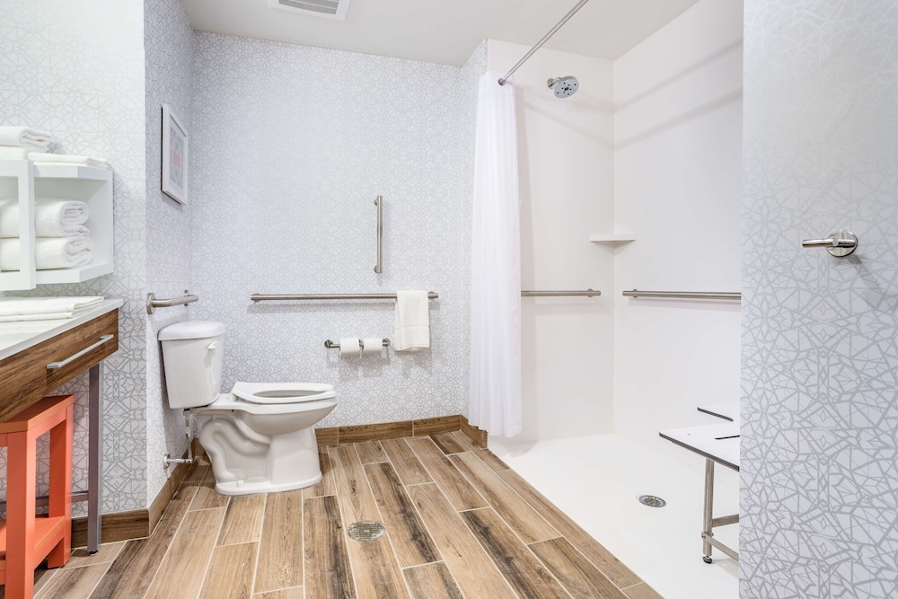 Room, 2 Queen Beds, Accessible (Roll-In Shower) - Photo 5
