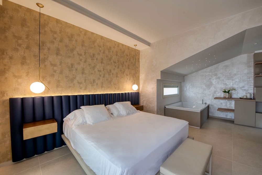 Suite, 1 Queen Bed, Balcony, Sea View (Living Room;with Sofabed) photo 1