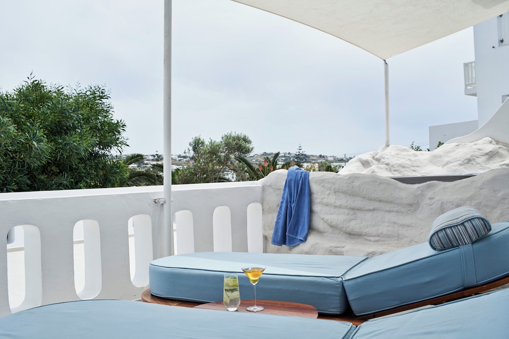 Junior Suite, 1 King Bed, Garden View (Paragon, Outdoor Jetted Tub) photo 3
