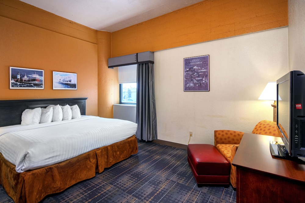 Suite, 1 King Bed with Sofa bed, Accessible photo 2