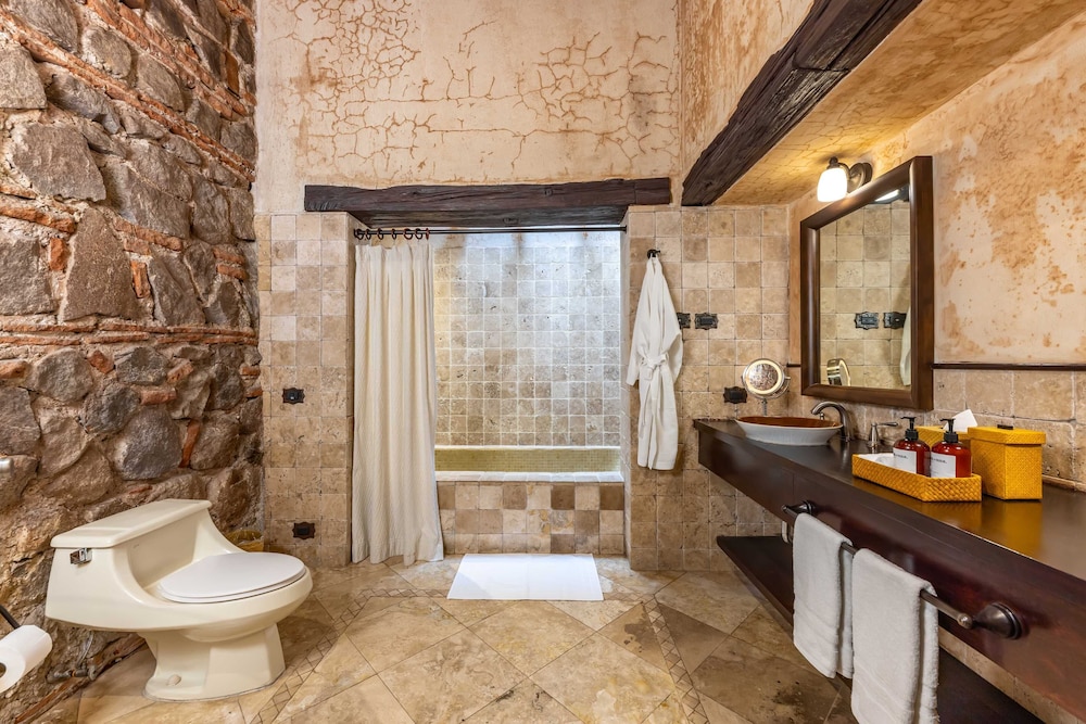 Superior Room, 1 King Bed, Balcony photo 3