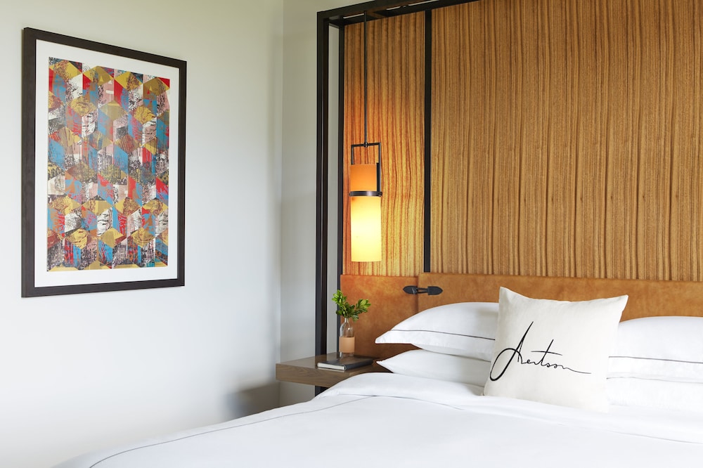 Room, 1 King Bed (Midtown View)