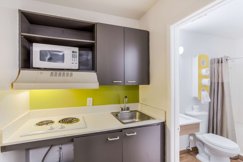 Deluxe Room, 1 Queen Bed, Smoking, Kitchenette - Photo 7