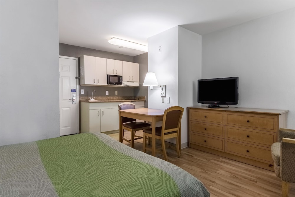 Deluxe Room, 1 Queen Bed, Smoking, Kitchenette photo 2