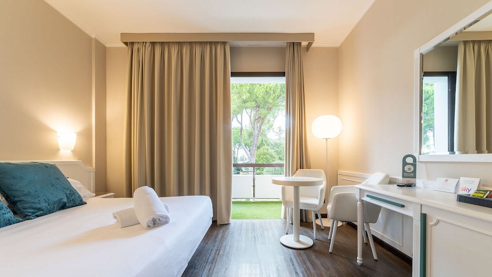 Superior Double Room, 1 Double Bed or 2 Twin Beds, Garden View (Spa Access Included) - Photo 1