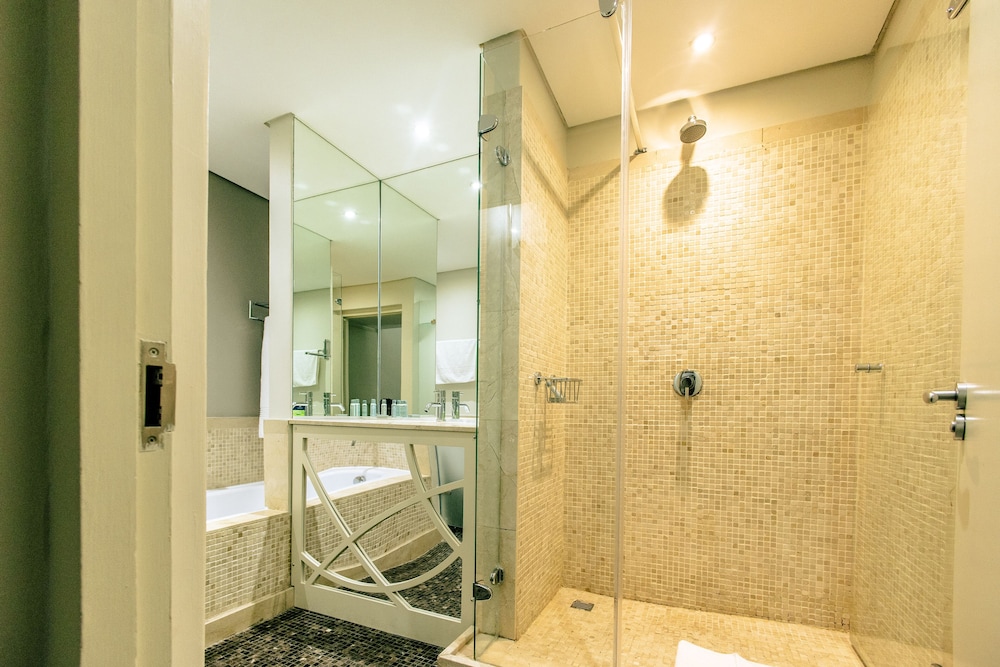 Suite, 2 Bedrooms - Photo 3