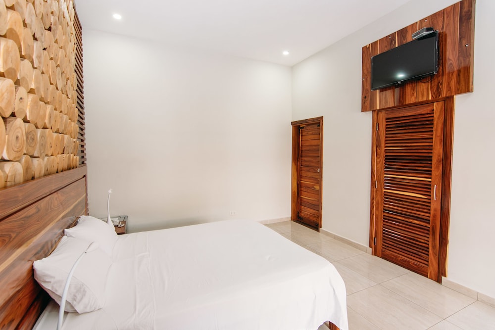 Deluxe Suite, 1 Queen Bed, Private Bathroom