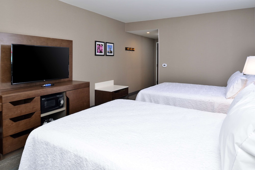 Room, 2 Queen Beds, Refrigerator & Microwave - Photo 3