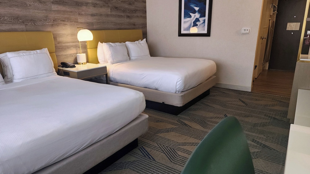 Two Queen Beds, Accessible - Photo 3