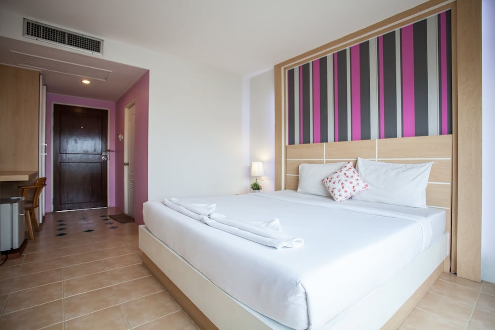 Double Room, 1 King Bed, Garden View photo 3