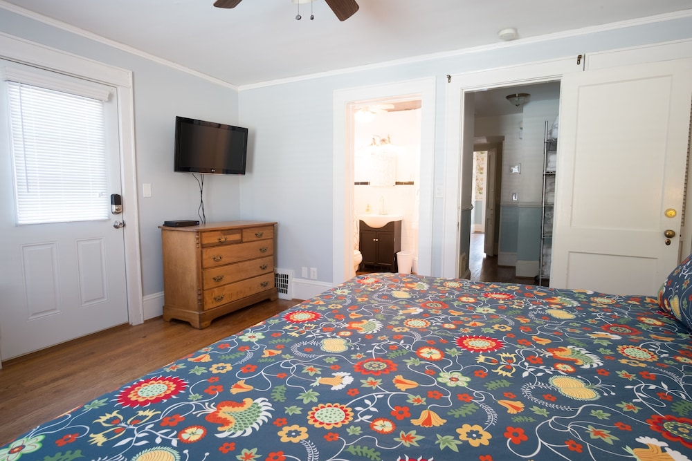 Room, 1 King Bed, Non Smoking, Private Bathroom (Magnolia) photo 1