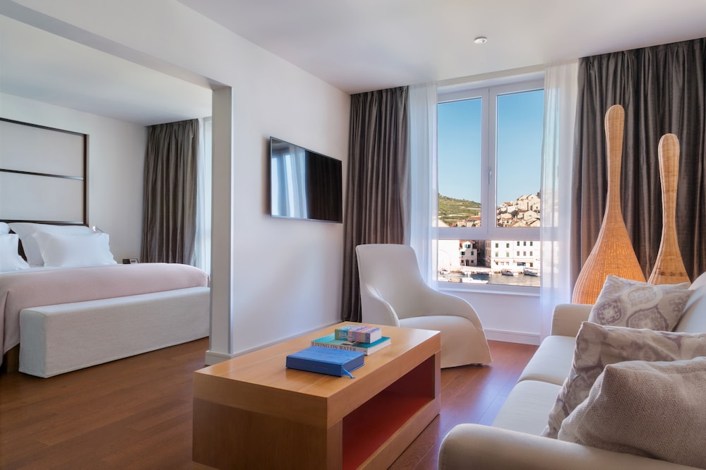 Suite, Sea View