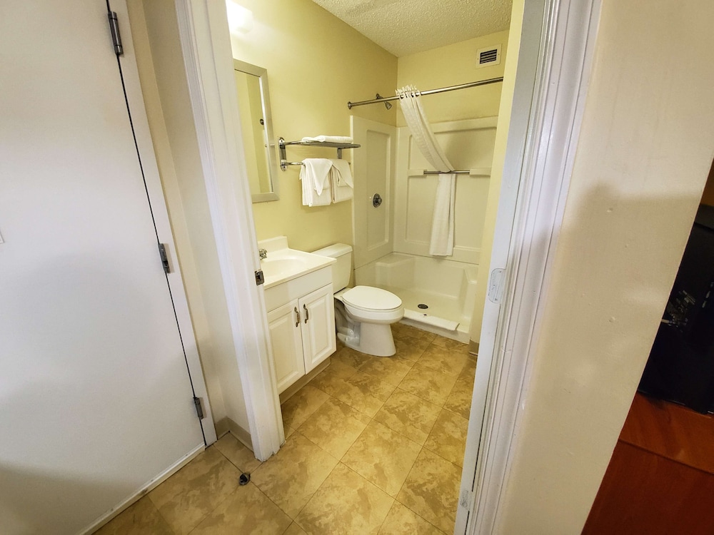 Deluxe Room, 1 Queen Bed, Non Smoking, Kitchenette - Photo 15