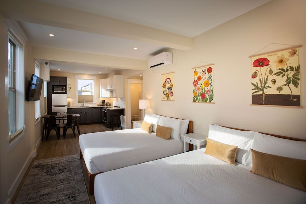 Deluxe Studio Suite, 2 Queen Beds, Kitchen, City View photo 2