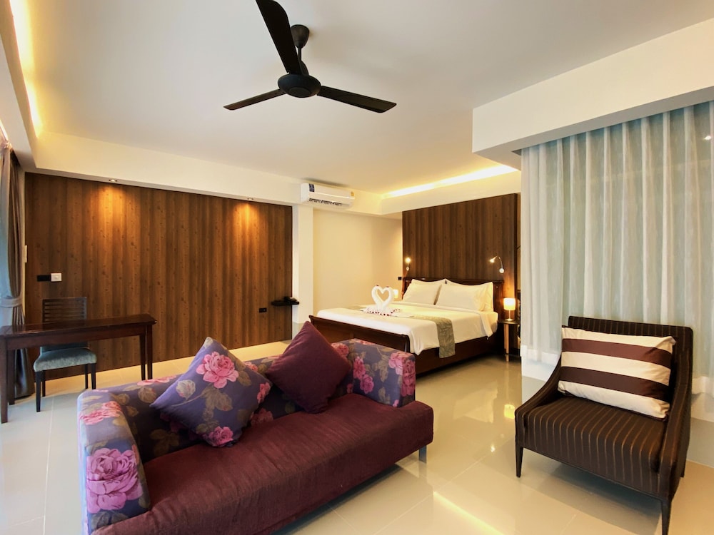 Executive Deluxe Room With Pool View - Photo 8