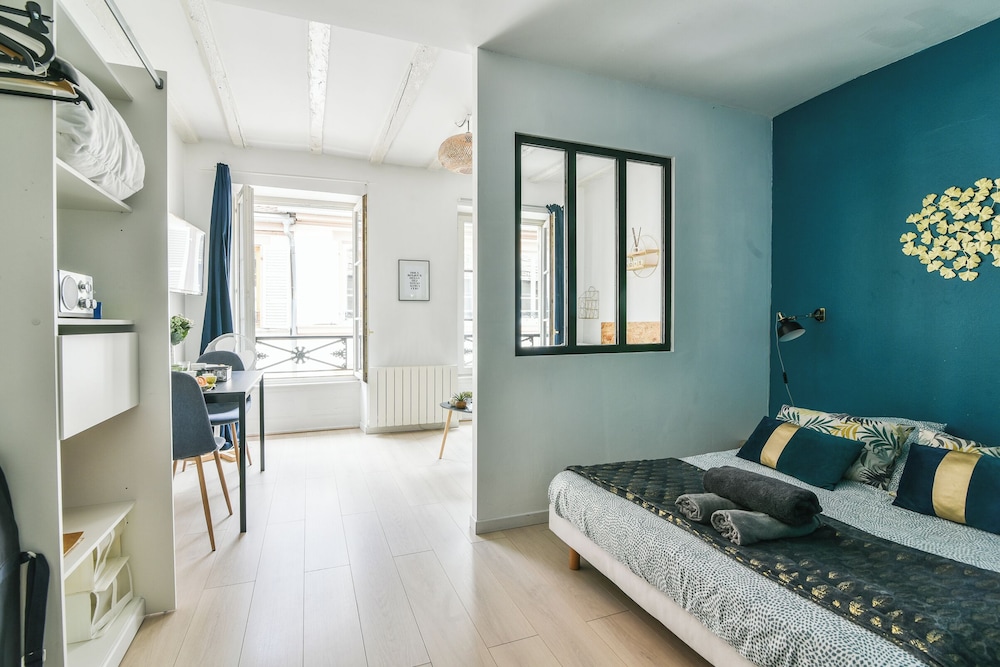Standard Apartment, 1 Queen Bed with Sofa bed, Private Bathroom, City View photo 2