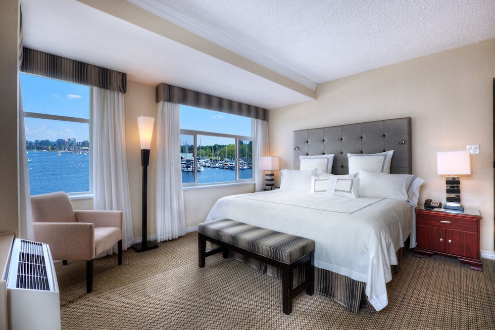 Superior Waterfront Room