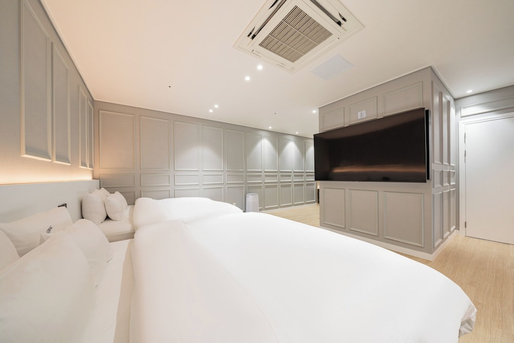 Signature Family Room - Photo 5