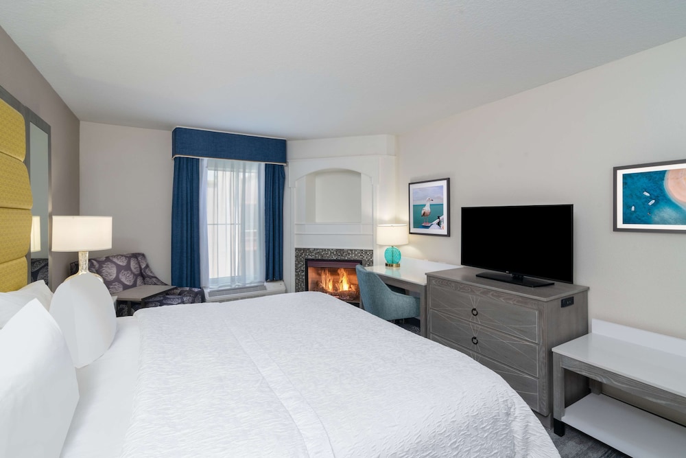 Room, 1 King Bed, Fireplace - Photo 2