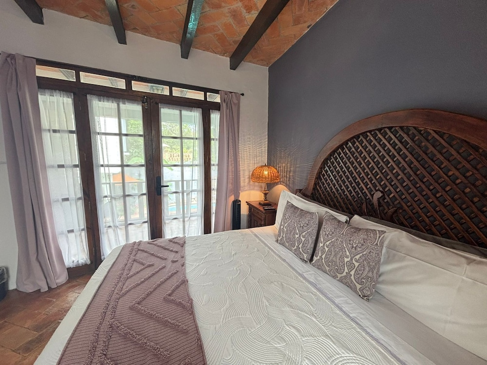 Comfort Room, Courtyard View