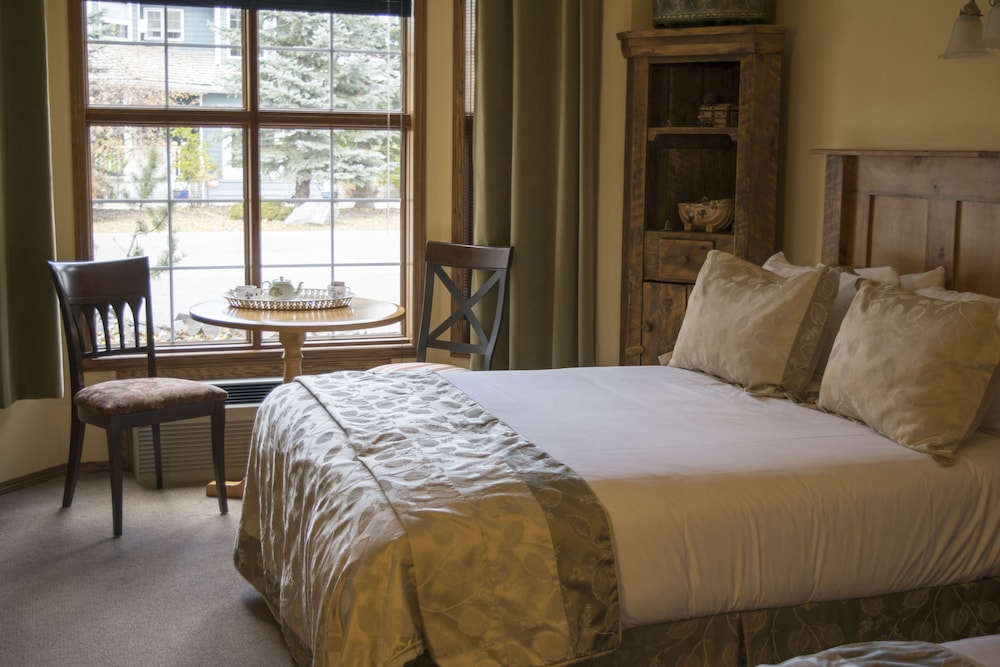 Deluxe Suite, 2 Queen Beds, Fireplace photo 2