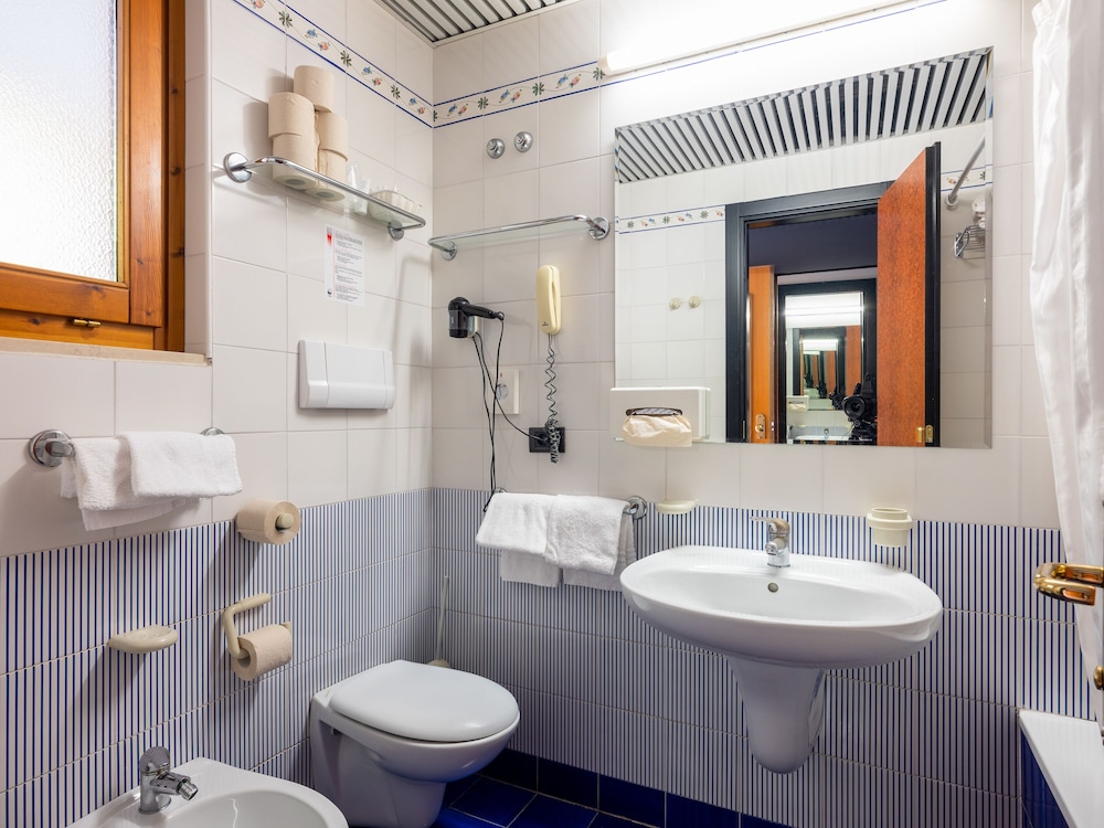 Panoramic Double or Twin Room - Photo 9