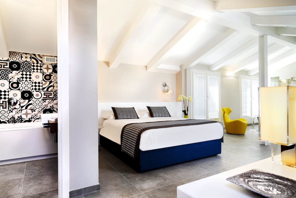 Design Suite, 1 King Bed, Non Smoking, Balcony - Photo 1