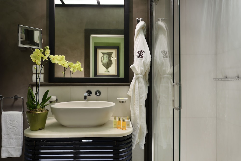 Classic Suite, 1 King Bed, City View
