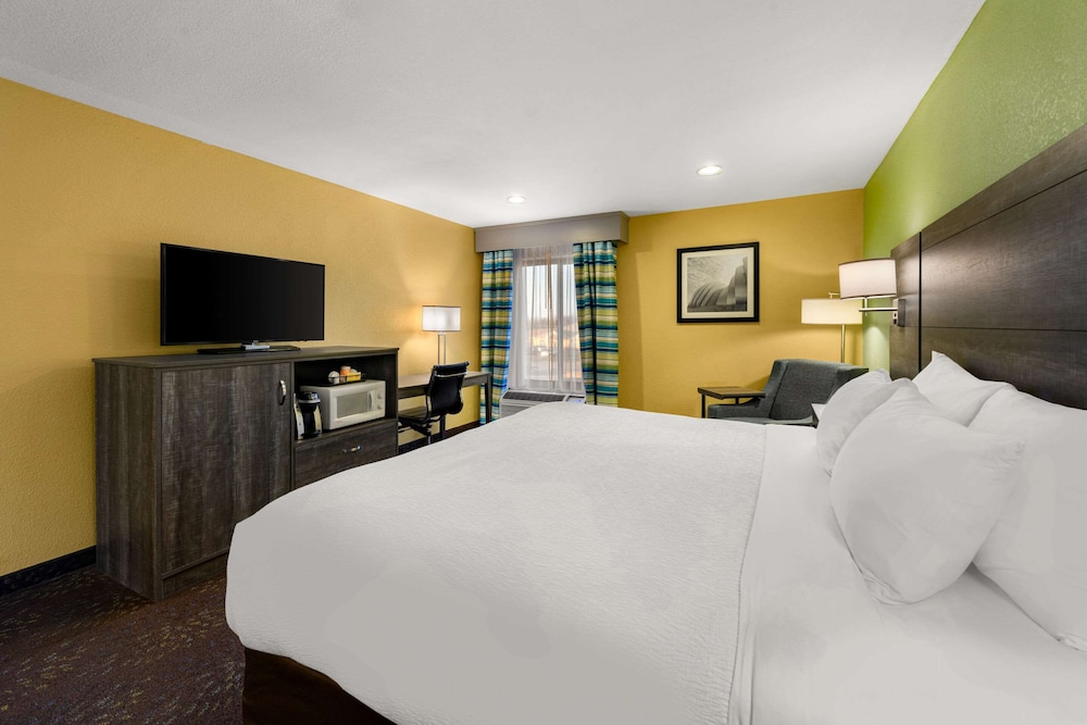 Standard Room, 1 King Bed, Non Smoking - Photo 3