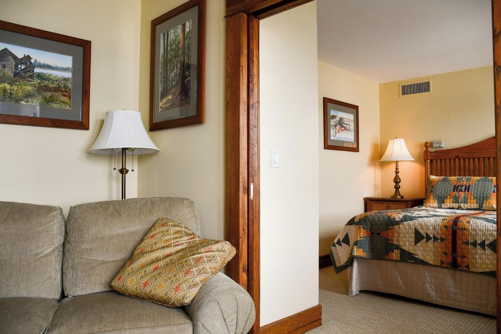 Deluxe Suite, Lake View photo 2