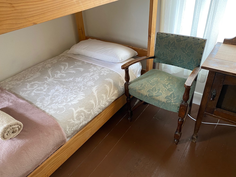 Seacroft Room 8, 1 Twin bed, 1 Twin bunk bed photo 2