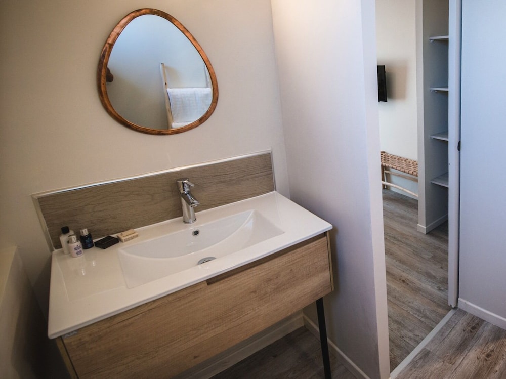 Standard Suite, City View - Photo 4