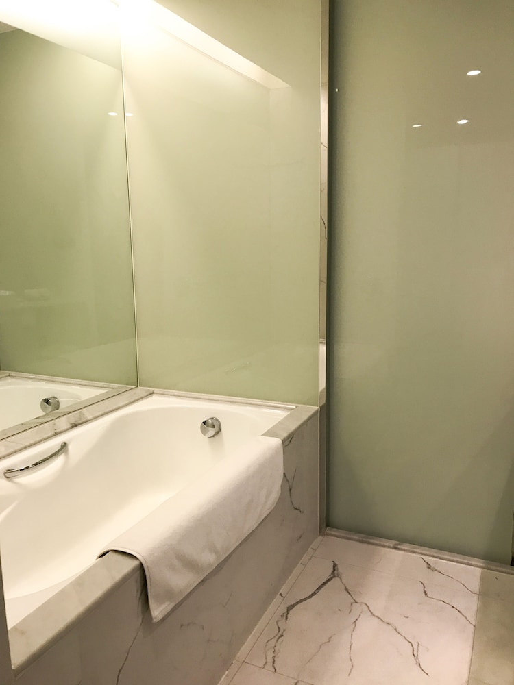 Deluxe King Room - Photo 5