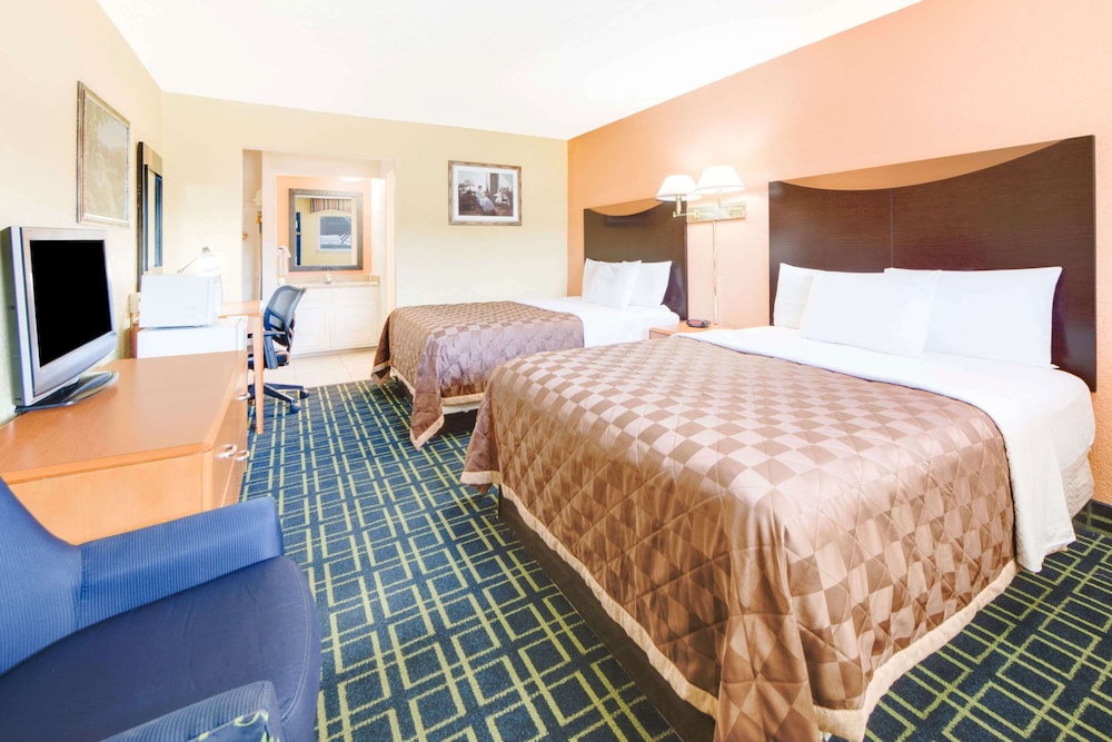 Standard Room, 2 Queen Beds, Smoking - Photo 1