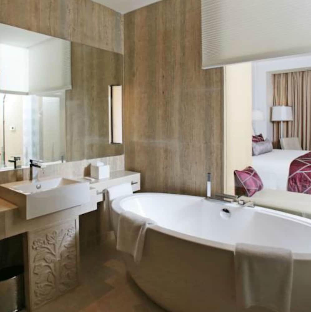 Standard Room, 1 King Bed, Club Lounge Access photo 3