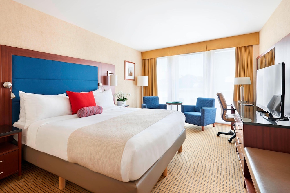 Deluxe Room, 1 King Bed photo 2
