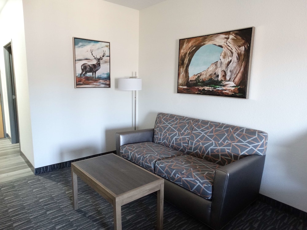 Standard Room, 1 King Bed, Non Smoking, Refrigerator & Microwave - Photo 1