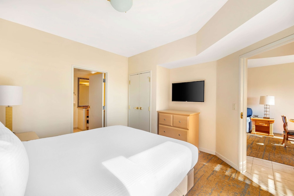 1 BEDROOM 1 KG DLX SUITE HEARING ACC RI SHWR - Photo 2