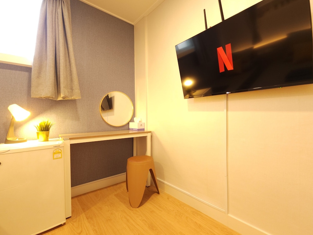 Triple Room 1 Queen, 1 Single - Photo 9