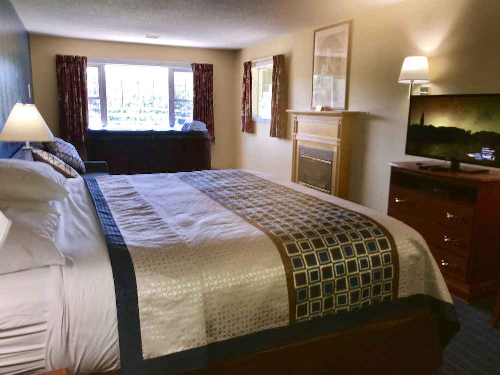 Suite, 1 King Bed with Sofa bed, Fireplace (with hot-tub) photo 2