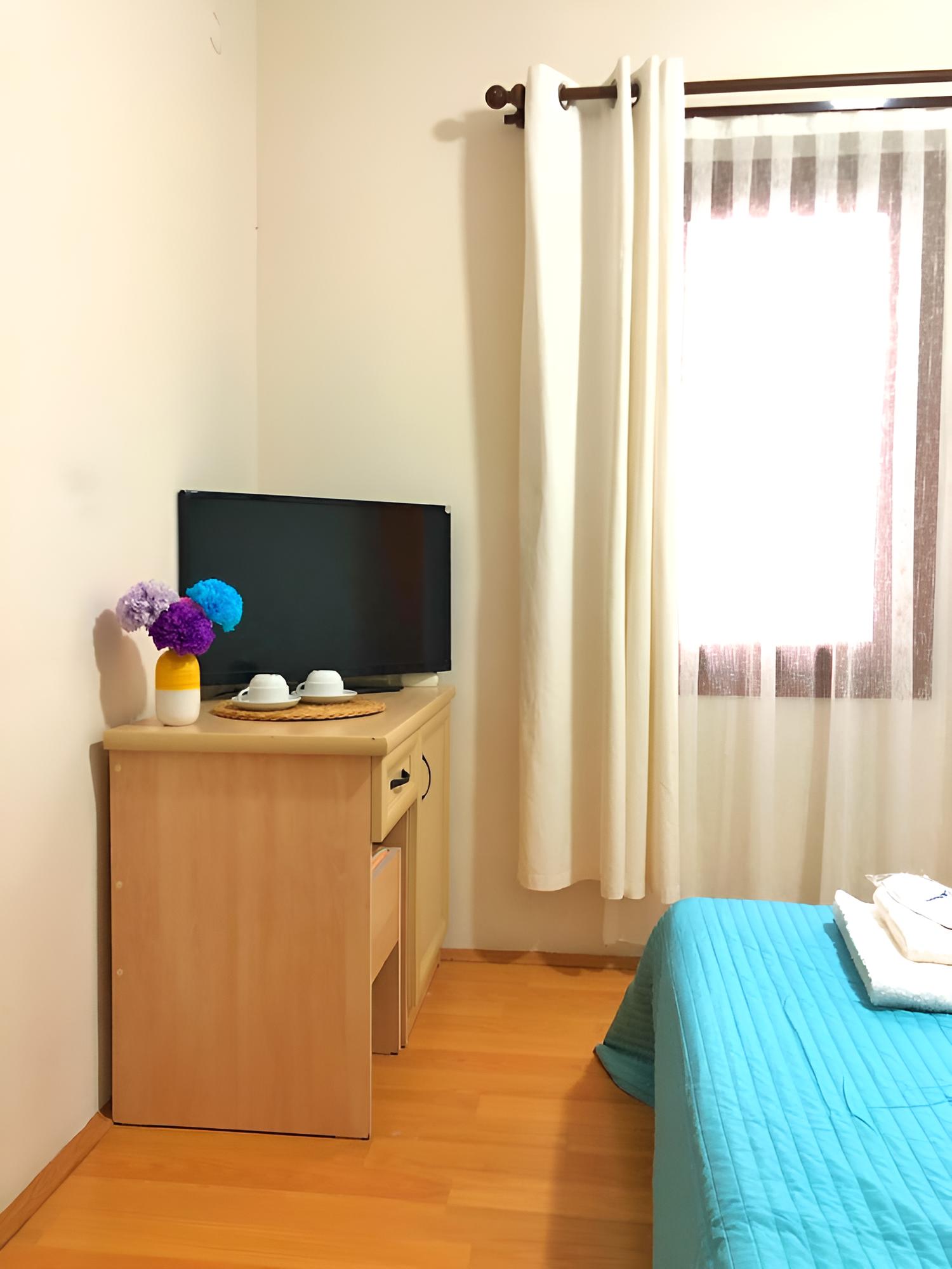 Economy Twin Room, Non Smoking photo 3